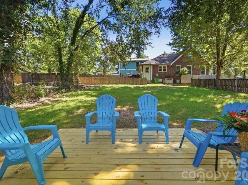 2204 Rozzelles Ferry Road, Charlotte, NC 28208.  MLS# CAR4421942, YatesRealty ID 32012. 