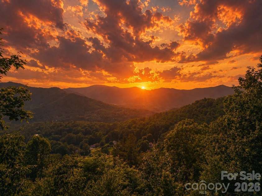 22 Kako Ridge, Sylva, NC 28779.  MLS# CAR4387646, YatesRealty ID 32015. 