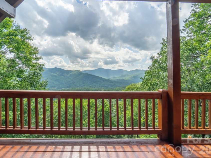 22 Kako Ridge, Sylva, NC 28779.  MLS# CAR4387646, YatesRealty ID 32015. 