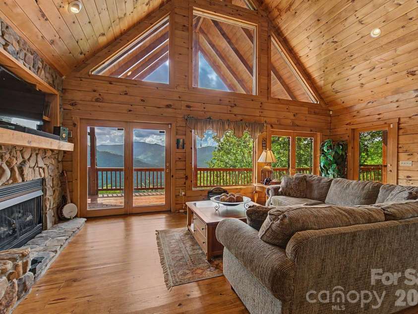 22 Kako Ridge, Sylva, NC 28779.  MLS# CAR4387646, YatesRealty ID 32015. 