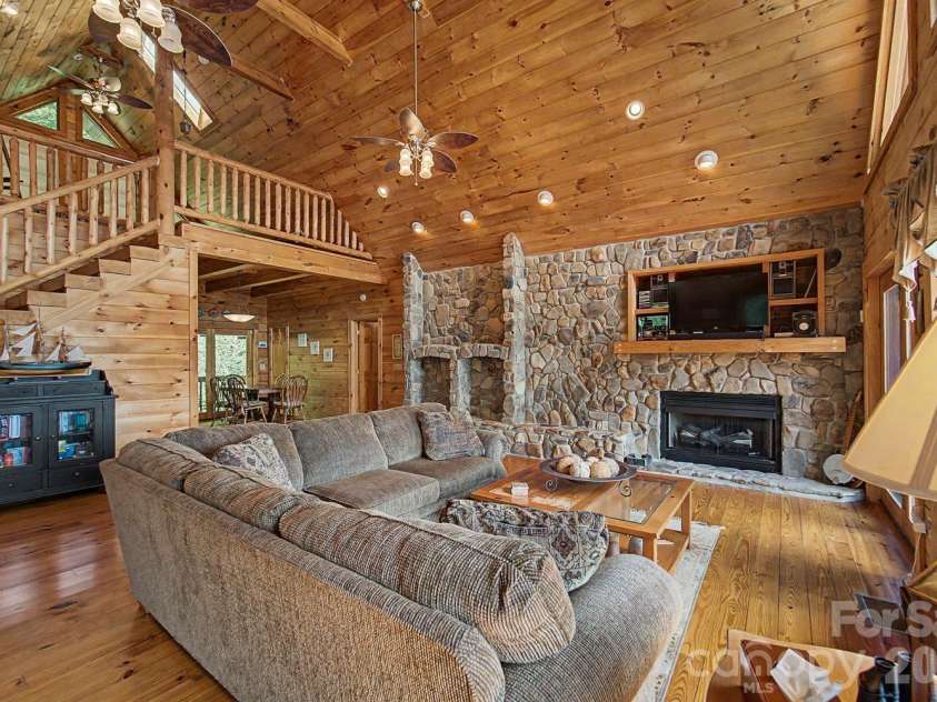 22 Kako Ridge, Sylva, NC 28779.  MLS# CAR4387646, YatesRealty ID 32015. 