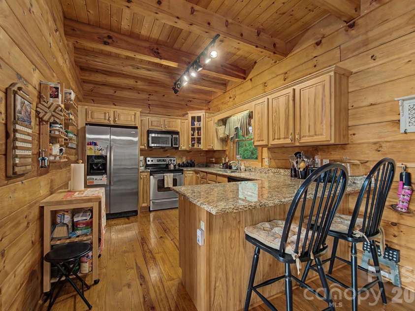 22 Kako Ridge, Sylva, NC 28779.  MLS# CAR4387646, YatesRealty ID 32015. 