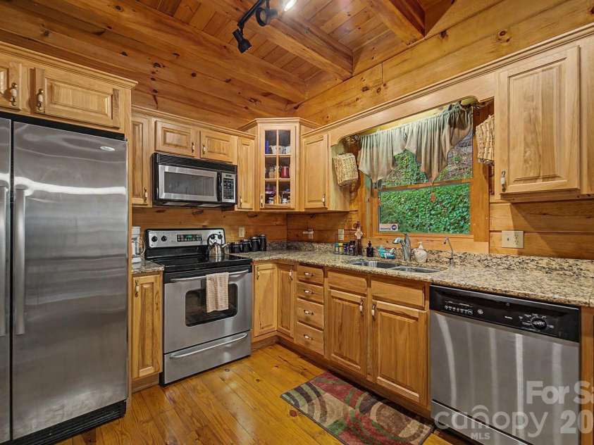 22 Kako Ridge, Sylva, NC 28779.  MLS# CAR4387646, YatesRealty ID 32015. 