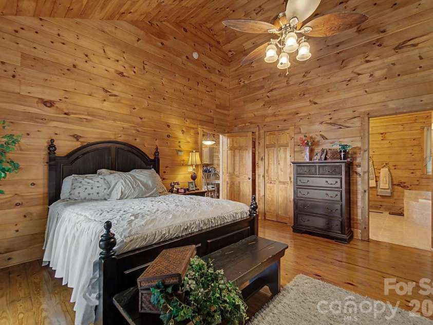 22 Kako Ridge, Sylva, NC 28779.  MLS# CAR4387646, YatesRealty ID 32015. 