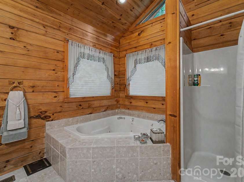 22 Kako Ridge, Sylva, NC 28779.  MLS# CAR4387646, YatesRealty ID 32015. 