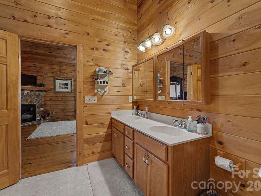 22 Kako Ridge, Sylva, NC 28779.  MLS# CAR4387646, YatesRealty ID 32015. 
