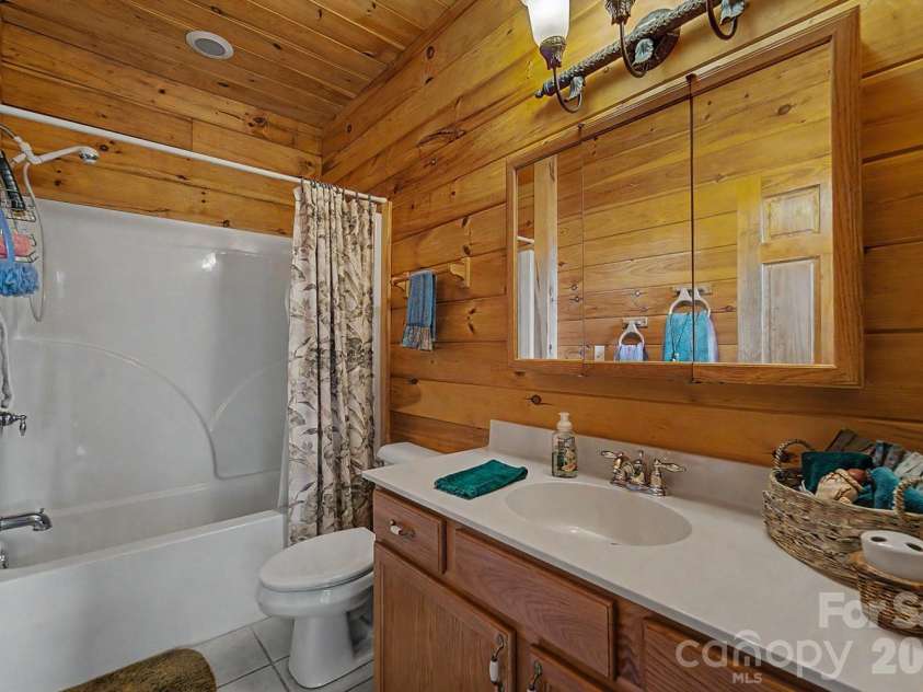 22 Kako Ridge, Sylva, NC 28779.  MLS# CAR4387646, YatesRealty ID 32015. 