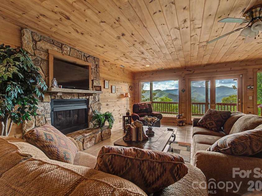 22 Kako Ridge, Sylva, NC 28779.  MLS# CAR4387646, YatesRealty ID 32015. 
