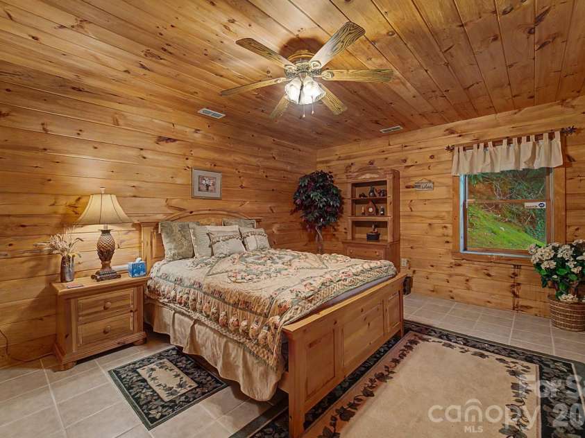 22 Kako Ridge, Sylva, NC 28779.  MLS# CAR4387646, YatesRealty ID 32015. 