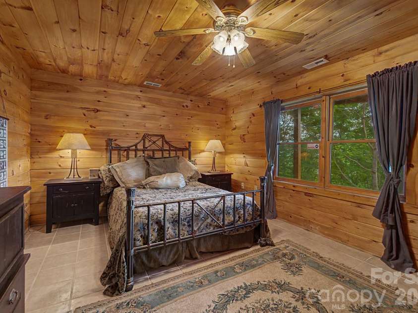 22 Kako Ridge, Sylva, NC 28779.  MLS# CAR4387646, YatesRealty ID 32015. 