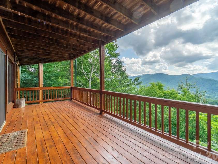 22 Kako Ridge, Sylva, NC 28779.  MLS# CAR4387646, YatesRealty ID 32015. 