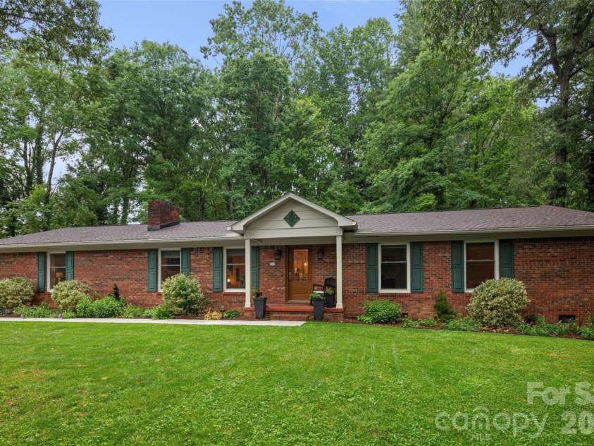 126 Mockingbird Drive, Hendersonville, NC 28792.  MLS# CAR4389213, YatesRealty ID 32016. 
