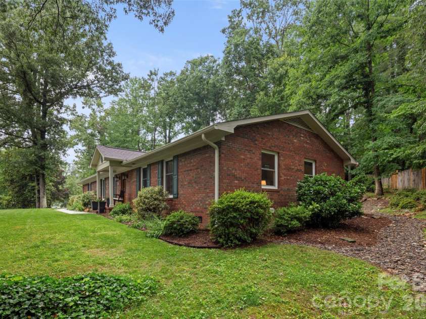 126 Mockingbird Drive, Hendersonville, NC 28792.  MLS# CAR4389213, YatesRealty ID 32016. 