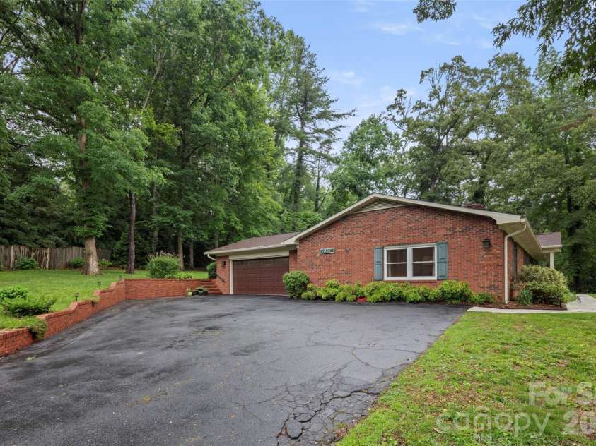 126 Mockingbird Drive, Hendersonville, NC 28792.  MLS# CAR4389213, YatesRealty ID 32016. 