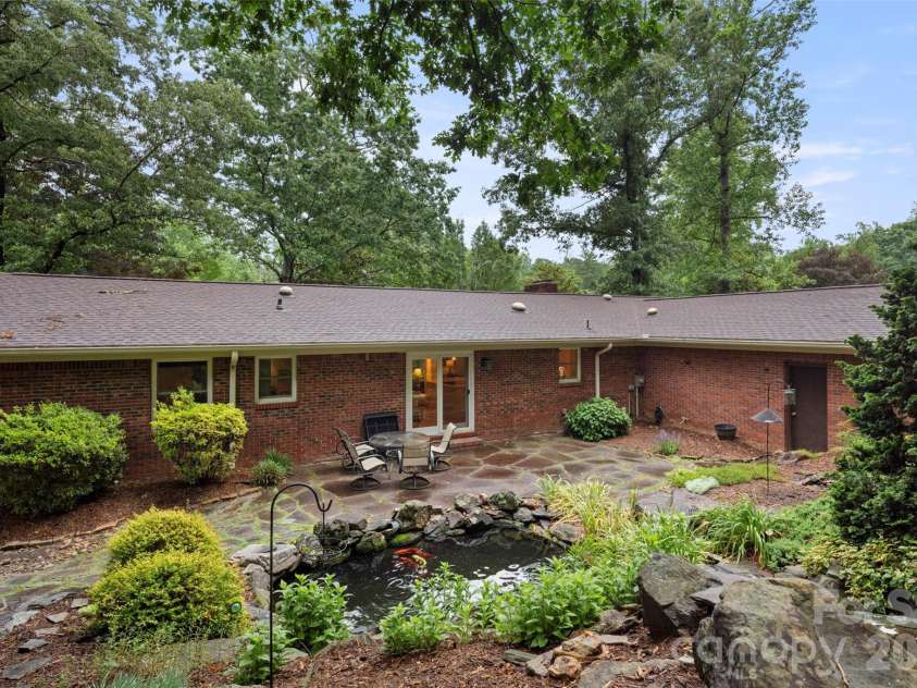 126 Mockingbird Drive, Hendersonville, NC 28792.  MLS# CAR4389213, YatesRealty ID 32016. 