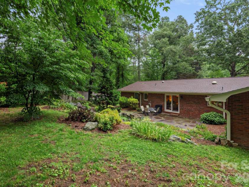 126 Mockingbird Drive, Hendersonville, NC 28792.  MLS# CAR4389213, YatesRealty ID 32016. 