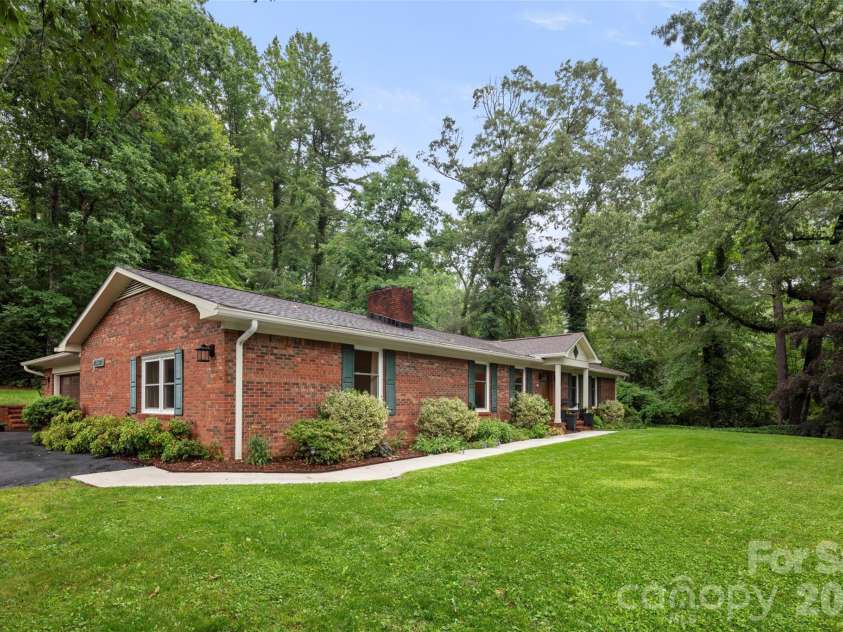 126 Mockingbird Drive, Hendersonville, NC 28792.  MLS# CAR4389213, YatesRealty ID 32016. 