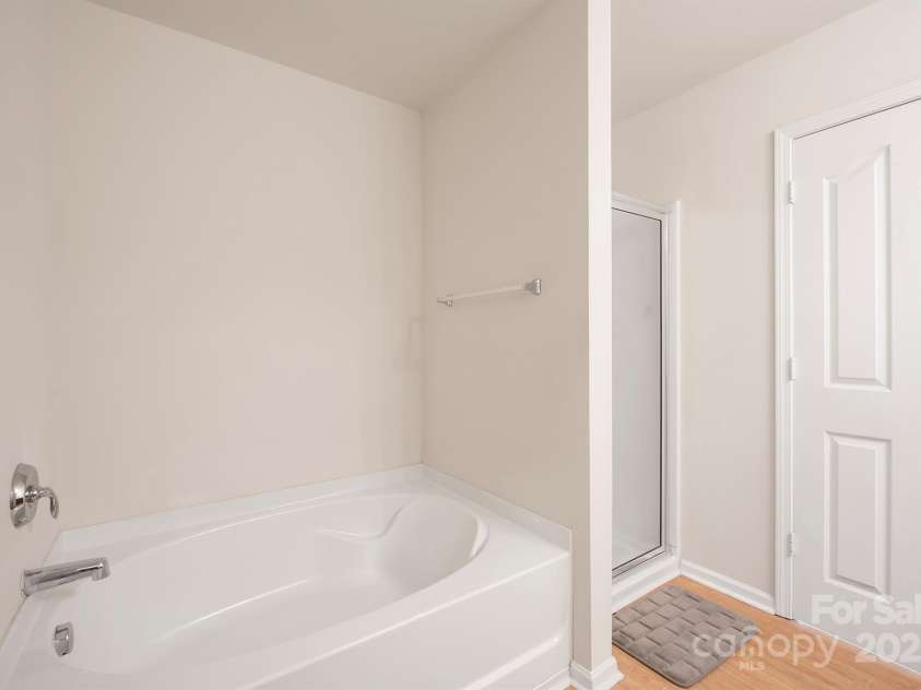 12820 Settlers Trail Court, Charlotte, NC 28278.  MLS# CAR4227282, YatesRealty ID 3202. Bath