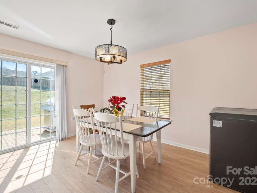 12820 Settlers Trail Court, Charlotte, NC 28278.  MLS# CAR4227282, YatesRealty ID 3202. Breakfast Nook