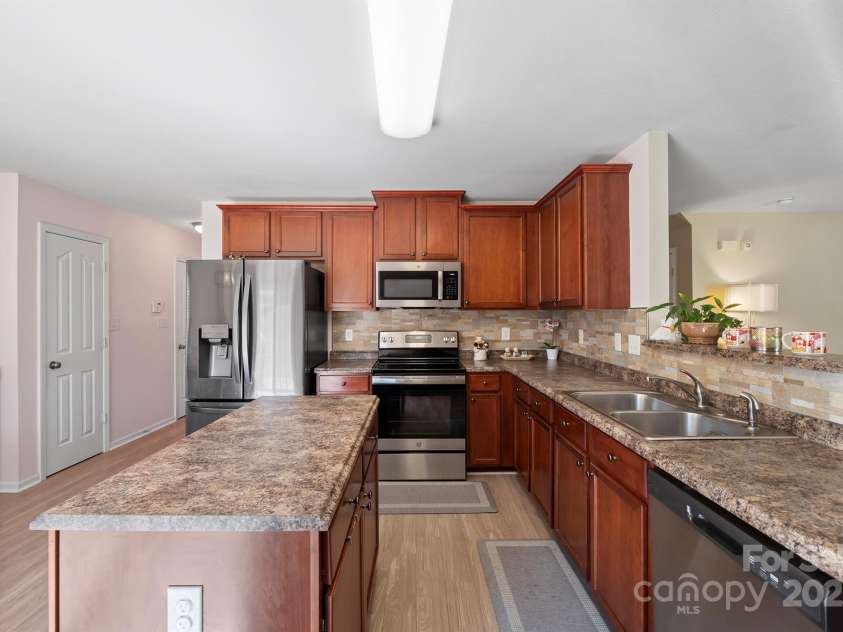 12820 Settlers Trail Court, Charlotte, NC 28278.  MLS# CAR4227282, YatesRealty ID 3202. Kitchen