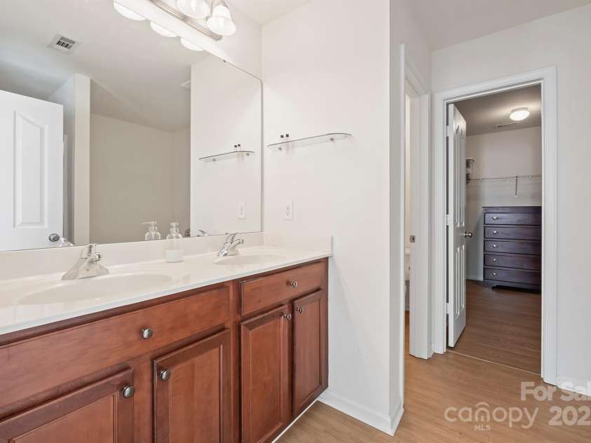 12820 Settlers Trail Court, Charlotte, NC 28278.  MLS# CAR4227282, YatesRealty ID 3202. Primary Bedroom  Bath