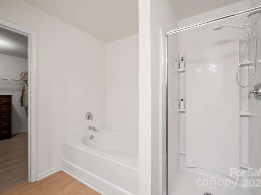 12820 Settlers Trail Court, Charlotte, NC 28278.  MLS# CAR4227282, YatesRealty ID 3202. Primary Bedroom Bath#2