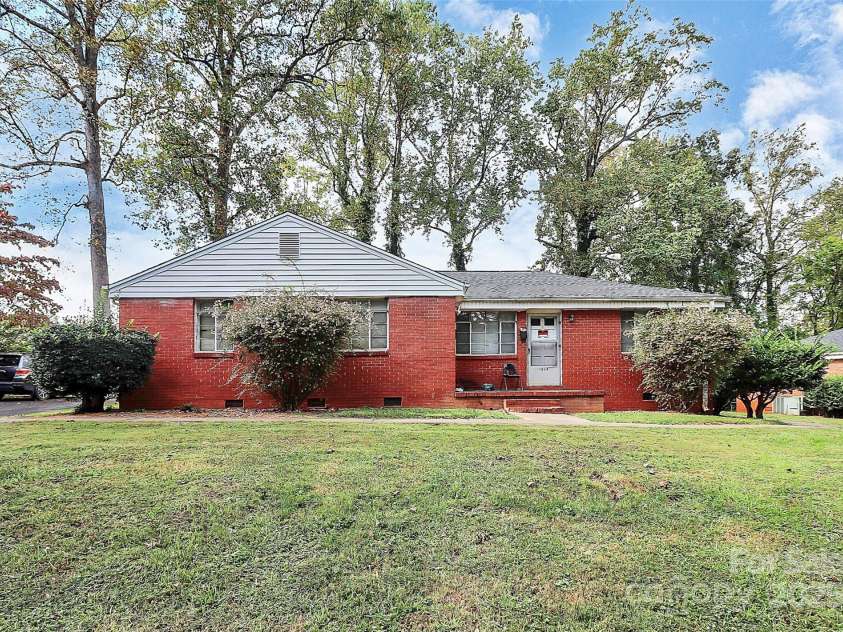 1914 Manteo Court, Charlotte, NC 28208.  MLS# CAR4310827, YatesRealty ID 3202. 