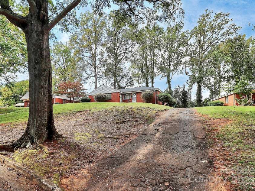 1914 Manteo Court, Charlotte, NC 28208.  MLS# CAR4310827, YatesRealty ID 3202. 