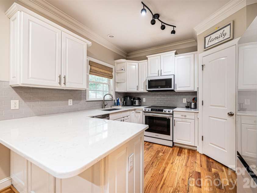 1718 30th Avenue Place, Hickory, NC 28601.  MLS# CAR4389524, YatesRealty ID 32020. 