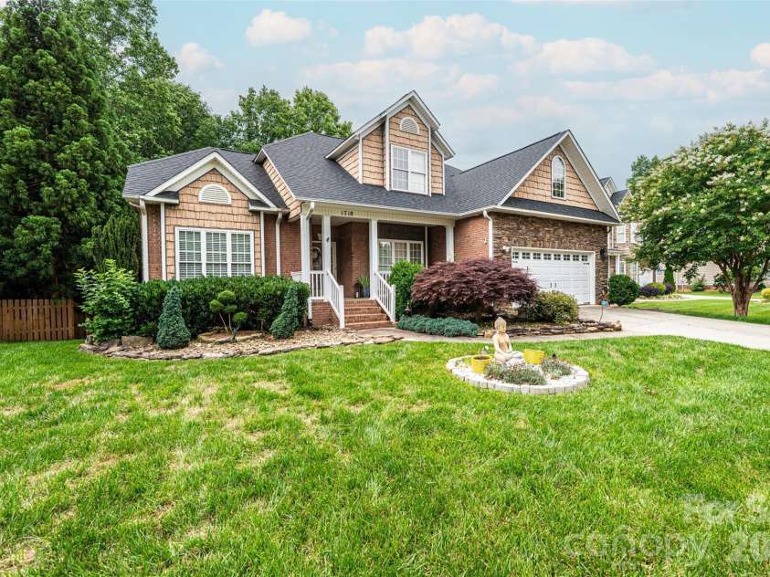 1718 30th Avenue Place, Hickory, NC 28601.  MLS# CAR4389524, YatesRealty ID 32020. 