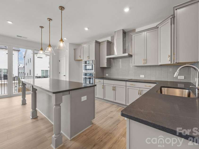 3225 Drift Street, Charlotte, NC 28278.  MLS# CAR4263768, YatesRealty ID 32022. Gourmet kitchen