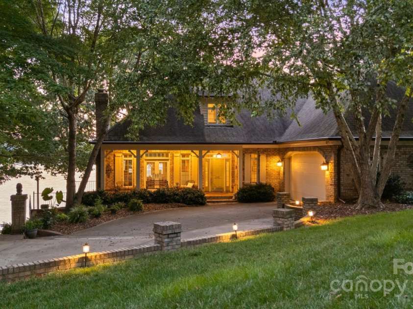 223 Larkspur Lane, Lexington, NC 27292.  MLS# CAR4286349, YatesRealty ID 32023. 