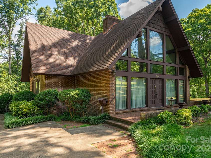 912 Marion Street, Shelby, NC 28150.  MLS# CAR4286694, YatesRealty ID 32024. 