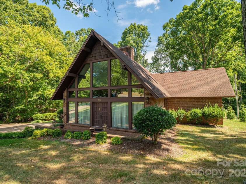 912 Marion Street, Shelby, NC 28150.  MLS# CAR4286694, YatesRealty ID 32024. 