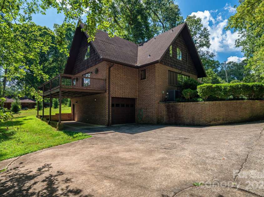 912 Marion Street, Shelby, NC 28150.  MLS# CAR4286694, YatesRealty ID 32024. 