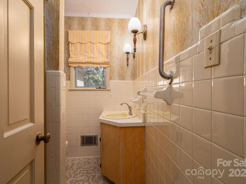 912 Marion Street, Shelby, NC 28150.  MLS# CAR4286694, YatesRealty ID 32024. 