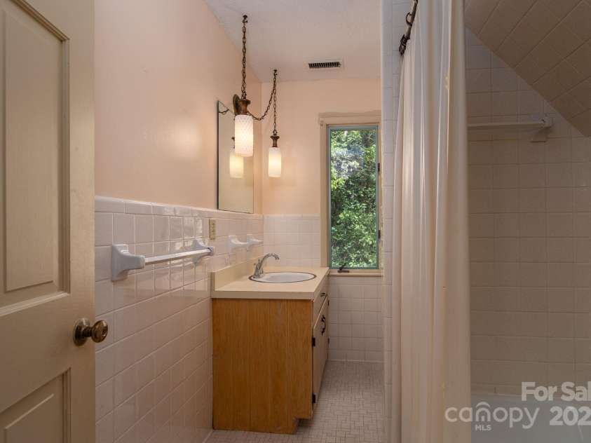 912 Marion Street, Shelby, NC 28150.  MLS# CAR4286694, YatesRealty ID 32024. 