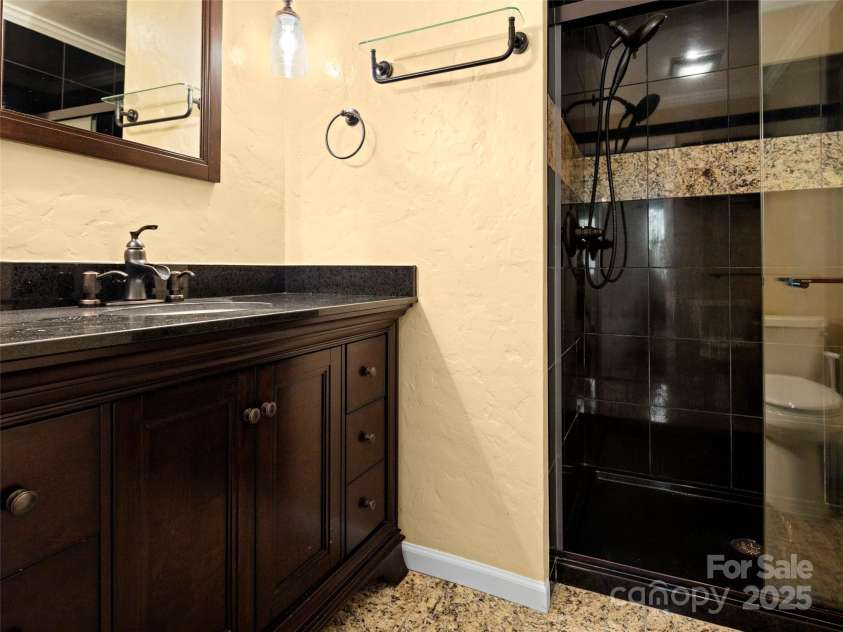 206 Abbey Circle, Asheville, NC 28805.  MLS# CAR4270531, YatesRealty ID 32025. Primary Bath