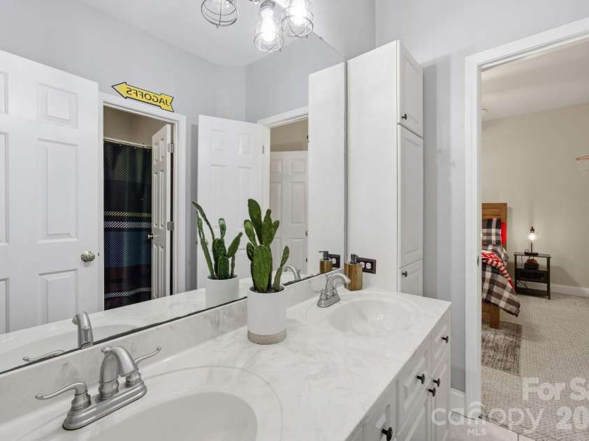 2006 Wedgewood Drive, Weddington, NC 28104.  MLS# CAR4381353, YatesRealty ID 32026. Jack & Jill Bath