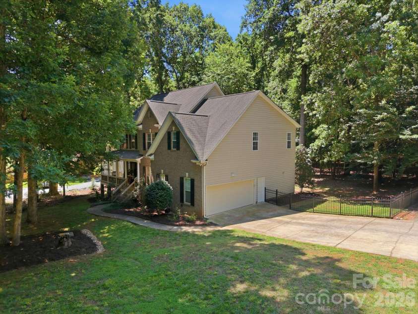 2006 Wedgewood Drive, Weddington, NC 28104.  MLS# CAR4381353, YatesRealty ID 32026. Side Entry Garage