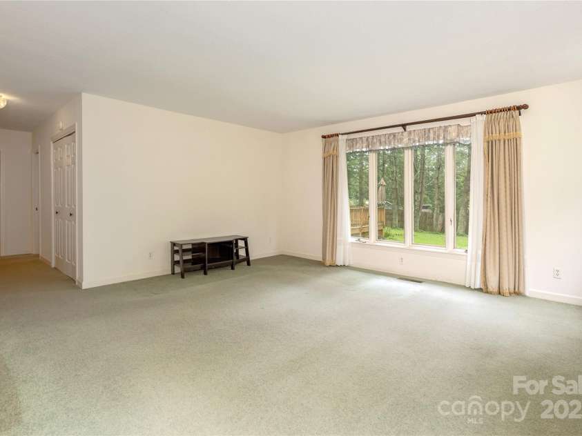 27 Country Road, Hendersonville, NC 28791.  MLS# CAR4290283, YatesRealty ID 32028. Living Room