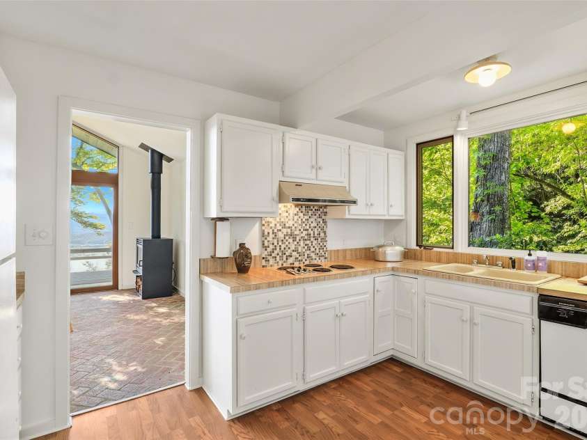 911 Green Hill Road, Brevard, NC 28712.  MLS# CAR4391407, YatesRealty ID 32029. 