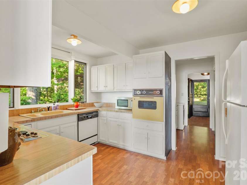 911 Green Hill Road, Brevard, NC 28712.  MLS# CAR4391407, YatesRealty ID 32029. 