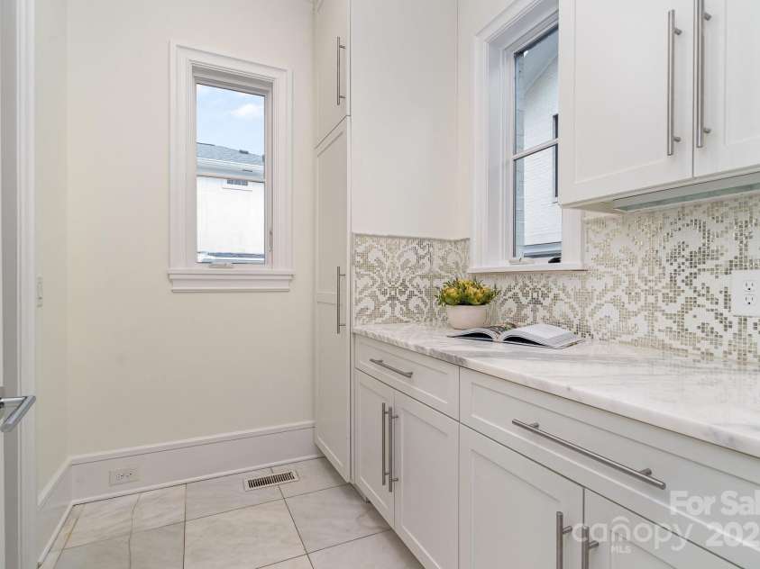 1665 Sterling Road, Charlotte, NC 28209.  MLS# CAR4234342, YatesRealty ID 3203. 