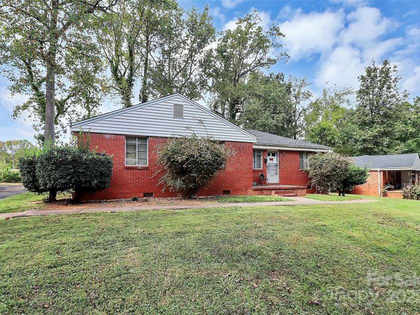 1916 Manteo Court, Charlotte, NC 28208.  MLS# CAR4310830, YatesRealty ID 3203. 