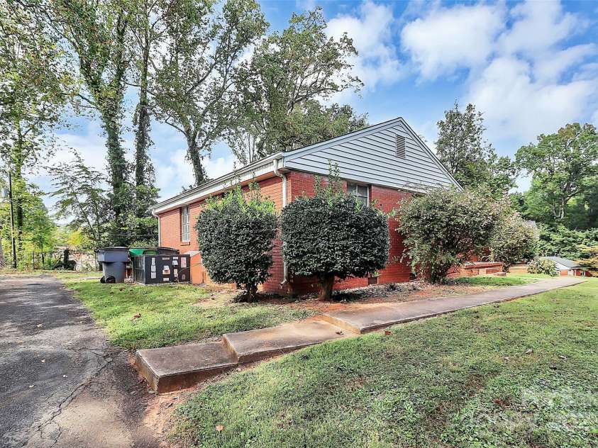 1916 Manteo Court, Charlotte, NC 28208.  MLS# CAR4310830, YatesRealty ID 3203. 