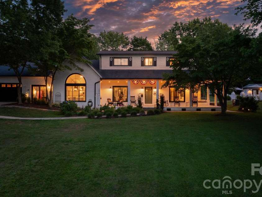 1314 Shirebourn Drive, Hickory, NC 28602.  MLS# CAR4385910, YatesRealty ID 32030. 