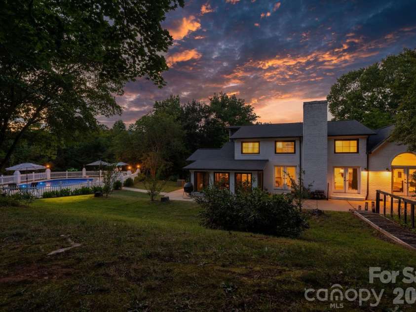 1314 Shirebourn Drive, Hickory, NC 28602.  MLS# CAR4385910, YatesRealty ID 32030. 