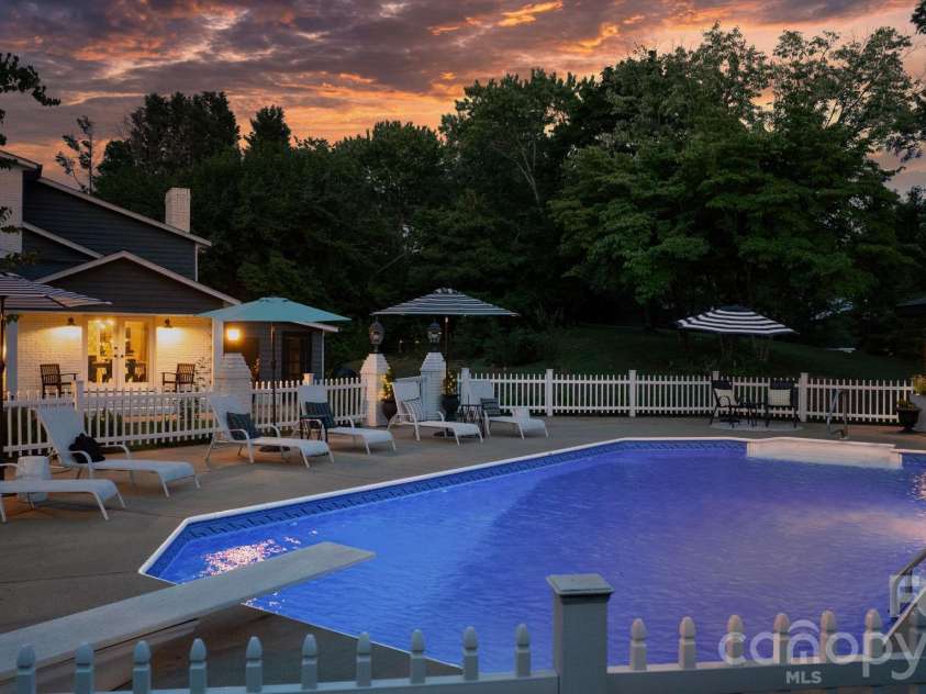1314 Shirebourn Drive, Hickory, NC 28602.  MLS# CAR4385910, YatesRealty ID 32030. 