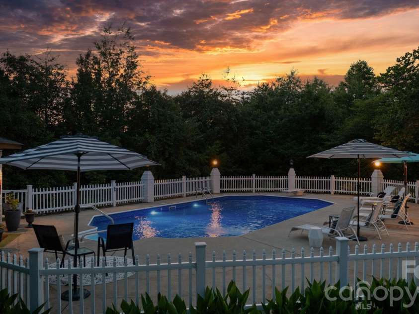 1314 Shirebourn Drive, Hickory, NC 28602.  MLS# CAR4385910, YatesRealty ID 32030. 